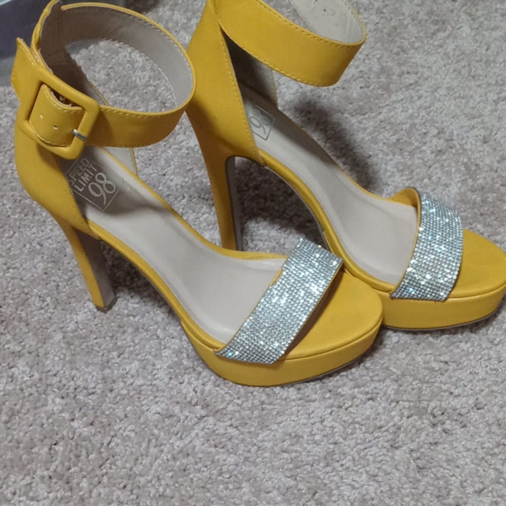 Yellow gold heels